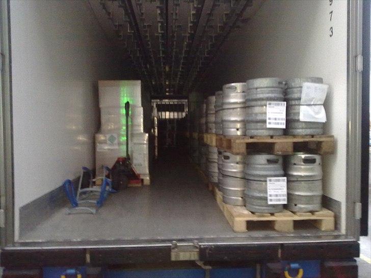 Oprydning på tlf. 1 - Trailer klar   til at køre ... mener Carlsberg. billede 22
