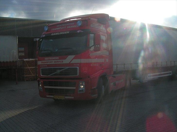 Tidligere firmabiler - Volvo FH12 380 Globetrotter 4x2
Vestegnens Transport Service A/S - Karlslunde
Opkøbt af Knud Pedersen, Køge i 2006 - Lukket af KP i 2007 billede 1