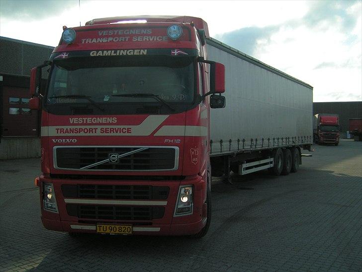 Tidligere firmabiler - Volvo FH12 380 Globetrotter 4x2
Vestegnens Transport Service A/S - Karlslunde
Opkøbt af Knud Pedersen, Køge i 2006 - Lukket af KP i 2007 billede 2
