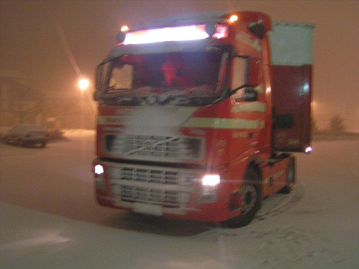 Tidligere firmabiler - Volvo FH12 380 Globetrotter 4x2
Vestegnens Transport Service A/S - Karlslunde
Opkøbt af Knud Pedersen, Køge i 2006 - Lukket af KP i 2007

Så var der sgu sne :o) billede 6