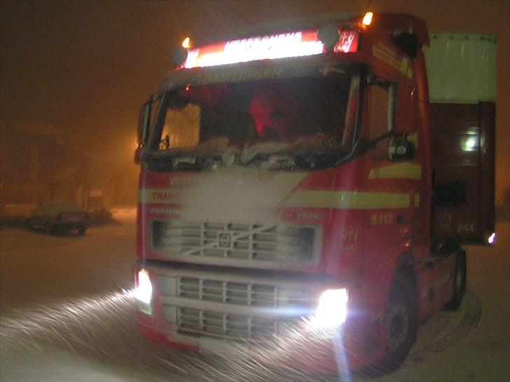 Tidligere firmabiler - Volvo FH12 380 Globetrotter 4x2
Vestegnens Transport Service A/S - Karlslunde
Opkøbt af Knud Pedersen, Køge i 2006 - Lukket af KP i 2007

Så var der sgu sne :o) billede 7