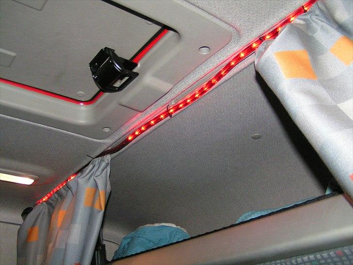 Tidligere firmabiler - Rødt lys skal der til, strømmen trukket fra læselampen bag førersædet, læg mærke til de manglende dioder, et knips med fingeren på dem og de virkede igen, mærkeligt. billede 20