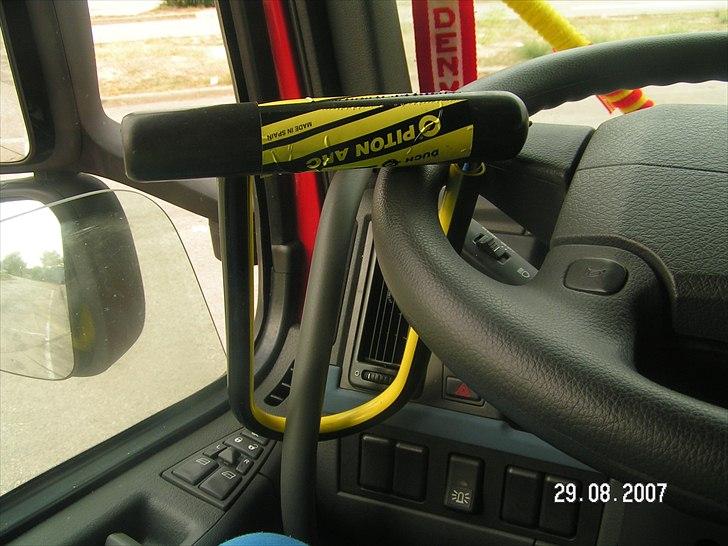 Tidligere firmabiler - Volvo FM 340 Globetrotter 4x2 kærretræk
Niels-Kristian Kristensen - Haderup
Sådan ser det ud når man får en bøde i Spanien på €105 for at køre uden sele, og man lige mnagler de sidste 20 euro... Blev forøvrigtfyret dagen før over sms fordi han solgte allebilerne, det sjove er så at jeg har fundet ud af for nylig at han stadig har 2 ud af de tre han havde den gang, han er bare gået i samarbejde med en anden vognmand... billede 39