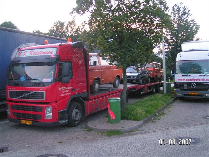 Tidligere firmabiler - Volvo FM 340 Globetrotter 4x2 kærretræk. Her med samfundtjeneste, at få alle de gamle VW skrammelkasser ud af landet og videre til Afrika via Hamburg. billede 40