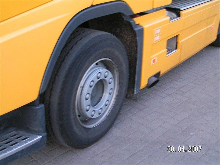 Tidligere firmabiler - Volvo FH12 380 Globetrotter 4x2
PK Transport - Serritslev

Nøjagtig magen til Den fra VTS bortset fra farve, årgang og bredeforhjul. billede 49