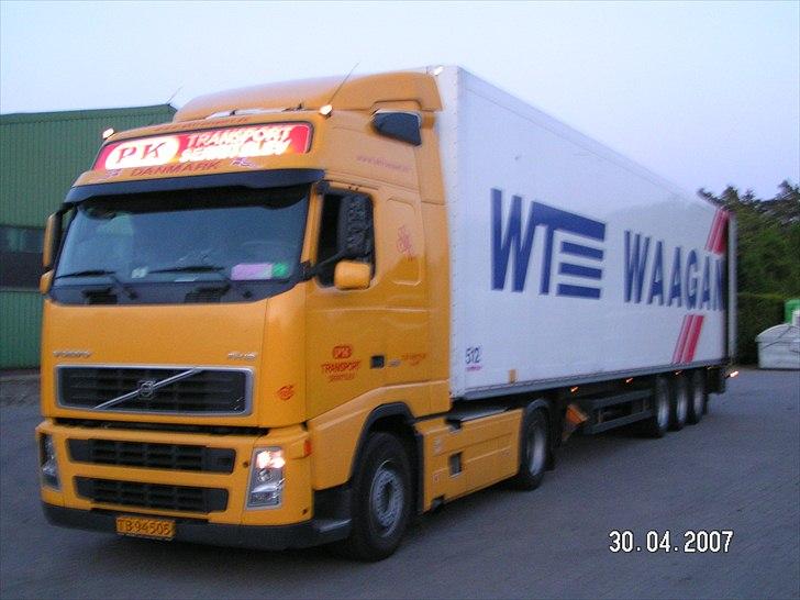 Tidligere firmabiler - Volvo FH12 380 Globetrotter 4x2
PK Transport - Serritslev

Nøjagtig magen til Den fra VTS bortset fra farve, årgang og bredeforhjul. billede 51