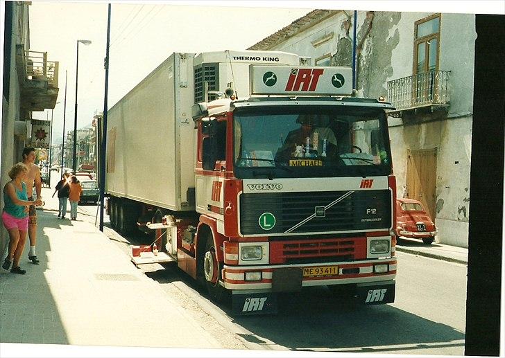 Et par af mine gamle lastbiler - Taget i 92 cirka..Tror jeg nok..Eller var det 91...?! Whatever...Vi holder ihvertfald i Napoli, og er ved at losse...Kan ikke huske hvad vi havde med, men vi er åbenbart blevet sultne.. :-) billede 1