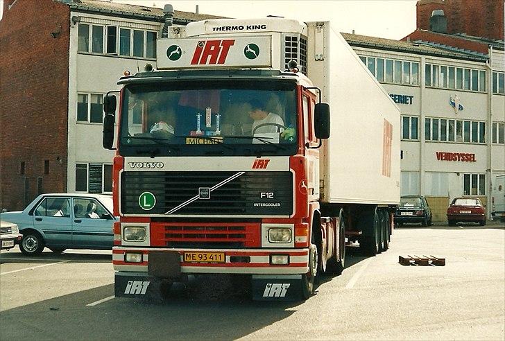 Et par af mine gamle lastbiler - Min lækre F12´er...Nok den bil jeg har været mest glad for nogensinde...Minderne fra den bil er ihvertfald RIGTIG mange...Nogen gode, og nogen mindre gode, men fuck det var tider....
Er ikke helt klar over hvor jeg holder henne der, men så vidt jeg husker var den trailer med ophæng, så mon ikke jeg har læsset skinker til Modena.. billede 5