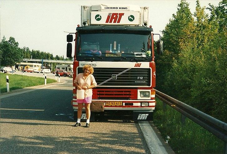 Et par af mine gamle lastbiler - Taget på en rasteplads i Tyskland et eller andet sted, på vej til Italien....Trunten sørger for frisk kaffevand, og det er skønt at se der er én der tager sit job alvorligt.... :-D billede 7