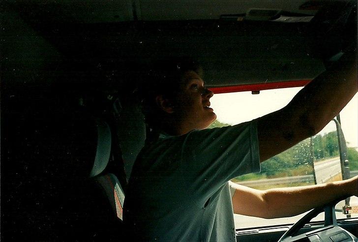 Et par af mine gamle lastbiler - Se DET er en rigtig trucker der sidder der og justerer på walkien...Eller noget... :-D billede 17