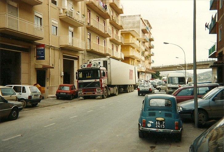 Et par af mine gamle lastbiler - Billedet er taget i Agrigento, der er den sydligste by på Sicilien... Tror i på mig, hvis jeg fortæller vi er ved at losse 25 tons bananaer der bliver båret kasse for kasse gennem en dør om til en baggård..? billede 19