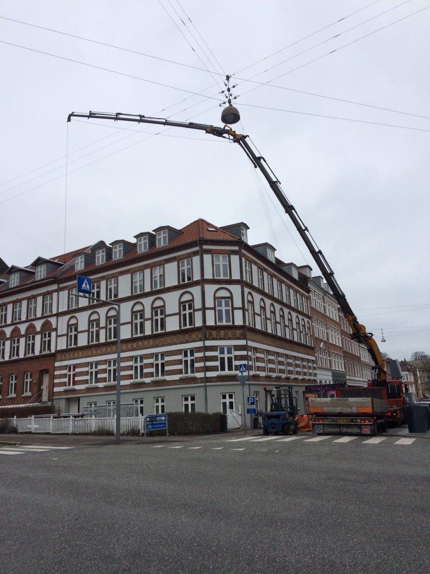 Johannesen Kran - Hejser altaner i Samsøgade, Aarhus. 26M op - knap 19M ud. Holder i sidegaden og henter fra forhaven, skal monteres i baggården. c",) billede 21