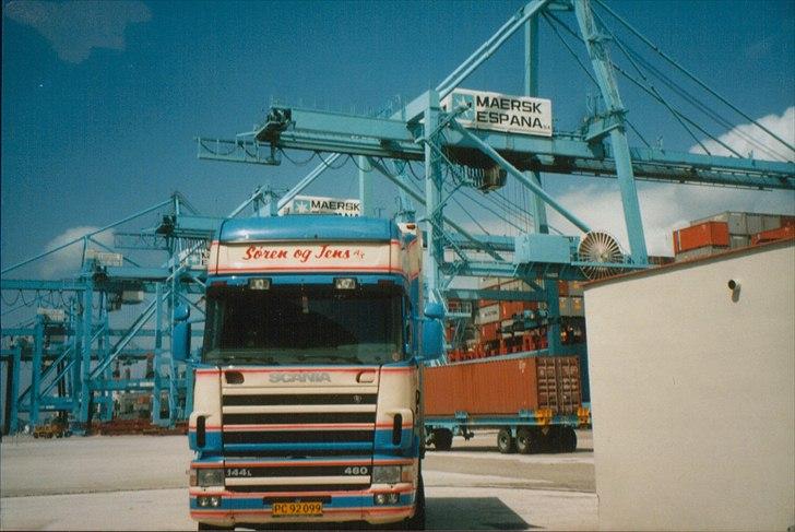 Lidt af hvert.. - Losning af proviant til den på det tidspunkt (1998) største Mærsk containerbåd, i containerhavnen i Algacias.. billede 7