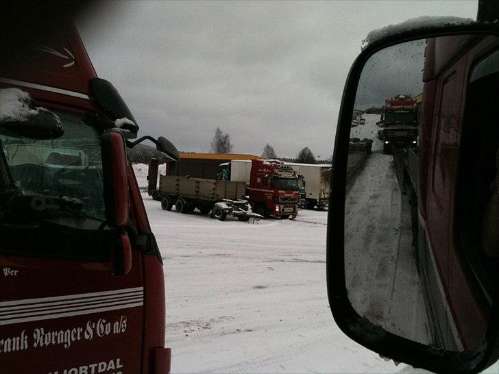 Mit varierende job - 3 tur til Arjeplog, Sverige.
Maskinerne skal hentes hjem igen.
Alle 4 biler spredt, og alligevel på samme billede.
2 x DAF XF 105,510, 1 x Volvo FH660, 1 x Volvo FH700. billede 19