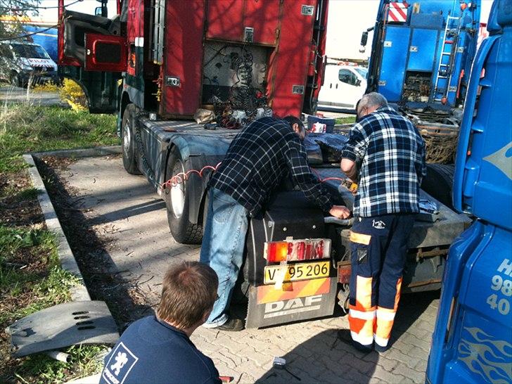 Mit varierende job - Renovering af skærme og lygter ""On Location"
Shell tanken Kolbaskowo, Polen.

NB. Bilen er ikke min. Men en kollegas DAF XF105,460 6x2. billede 23