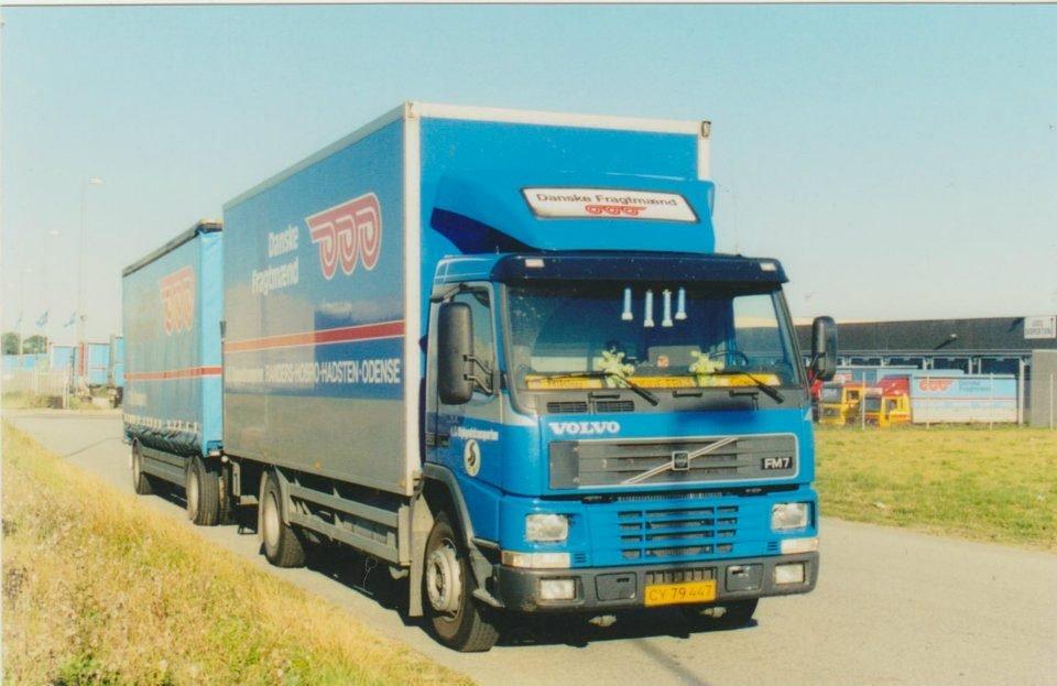 Min tidligere biler - Min første lastbil i 2004. Stykgodstransporten.CY79447- 
Volvo FM7 290, årgang 1999.(Anhængeren er Gl Niels Jensen-Nonbo) (Forvognen kører idag som skolevogn i Viborg) Billedet taget ved Danske Fragtmænd Randers. billede 3