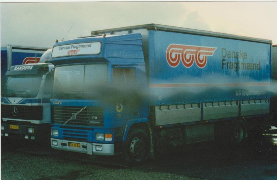Min tidligere biler - Stykgodstransporten
. OY95849-Volvo F10 Eurotrotter, Også kaldet en emhætte med 2 kogeplader :) Men den gik godt :) Billede taget hjemme på pladsen på Alsvej 29, Randers. billede 2