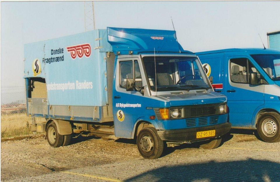 Min tidligere biler - Min debut som chauffør i 2003. Stykgodstransporten OZ95385-
 Mersedes 410 (Men vejet ned til 3500 kg) , årgang 1994. Billede taget ved Danske Fragtmænd Randers. billede 1