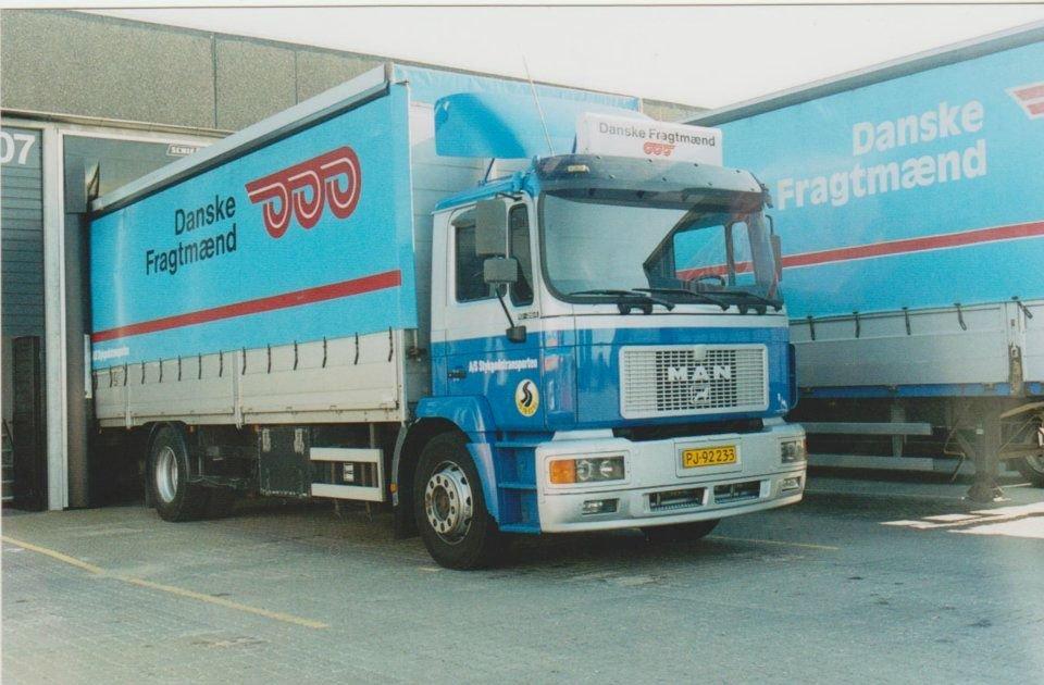 Min tidligere biler - Stykgodstransporten
. PJ92233- Man 18-264 med dertilhørende 21 pallers anhænger. (Gl. Niels Jensen- Nonbo-bil) årgang 1996. Billede taget ved Danske Fragtmænd i Randers. billede 4