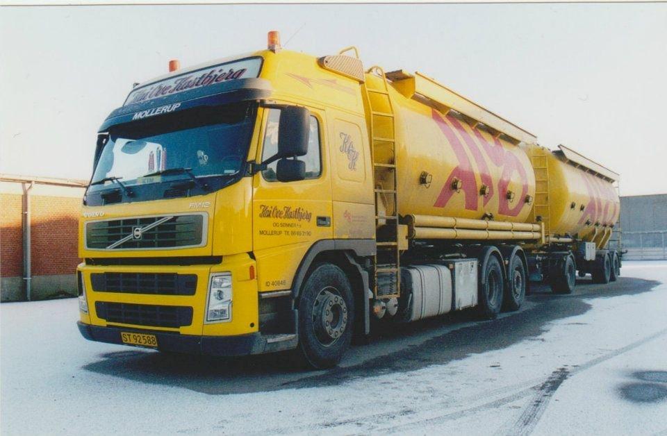 Min tidligere biler - Kai Ove Kastbjerg & Sønner.ST92588-HN7137- Volvo FM12 420, årgang 2003. Med 30 kubik Jilko tank. Gik pisse godt. Hængeren var fra 2000, med 34 kubik Jilko tank.Billede taget ved Dlg Randers. billede 5