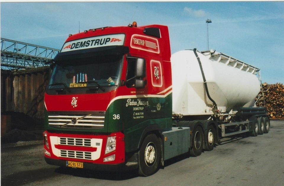 Min tidligere biler - Demstrup Autotransport. AG91573- Volvo FH500.Vogn 36. Årgang 2010.Da jeg lige havde fået den fra helt ny. (Meget stolt dreng) :) Billede taget ved DK-Cement i Randers. billede 20