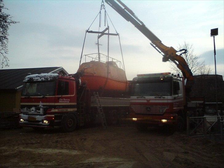 Mercedes Actros 2540 - ved siden af mesters egen bil med 70TM EFFER kran billede 2