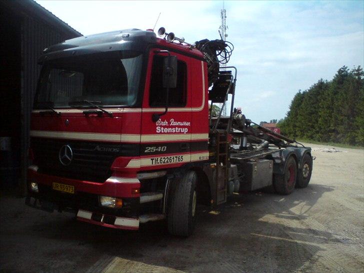 Mercedes Actros 2540 - de små skørter foran er blevet pillet af og erstattet af en bøjle billede 6