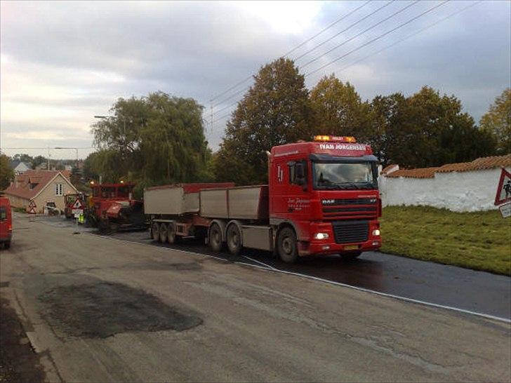 DAF XF 95 480 - Der bliver lagt asfalt i svebølle. billede 2