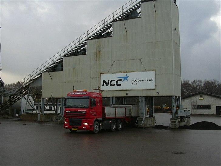 DAF XF 95 480 - Der bliver læsset astfalt, på ncc Gammelrand billede 7