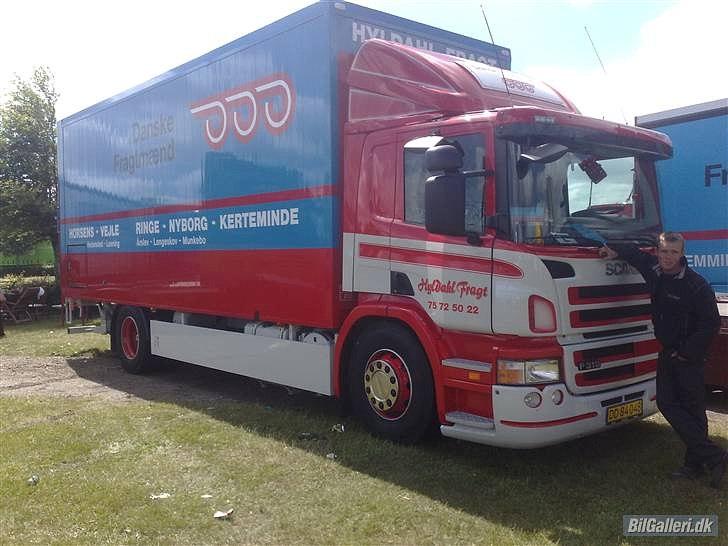 Scania P 310 - Søren "sparrow" svendsen..  se hvor glad han ser ud når han ser en bil, der ikk er lige så gammel som hans egen billede 13