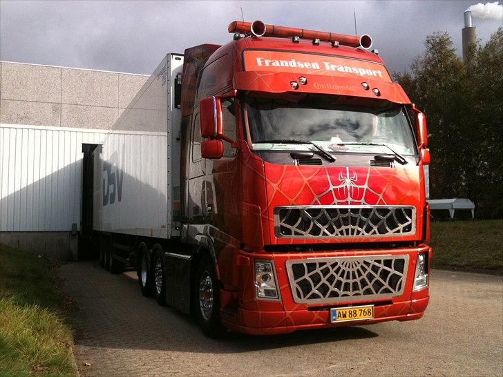 Volvo FH16 580 - Vamdrup Frysehus.. læsser et læs pladefrys. billede 2