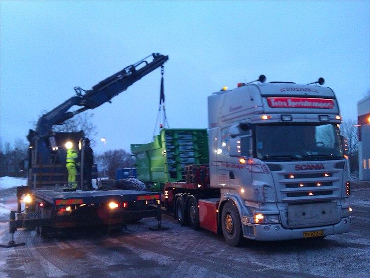 Scania R500 - Så bliver der losset med kran på Ôland.. Det tog lige kranfatter lidt at få hugget den an.. billede 4