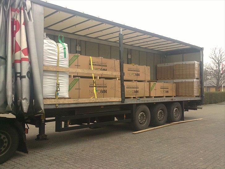 DAF 105.460 - lidt plast granolat, gulv med riller til gulvvarme, og så lidt over plader :P  billede 11