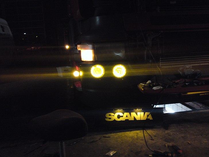 Scania R500 - 2 gule diode bokse under kofanger der lyser scania op :-) billede 5