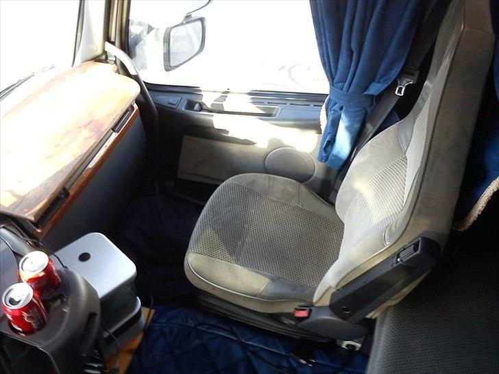 Volvo fh12 - de blå gardiner og mit "spisebord" billede 6