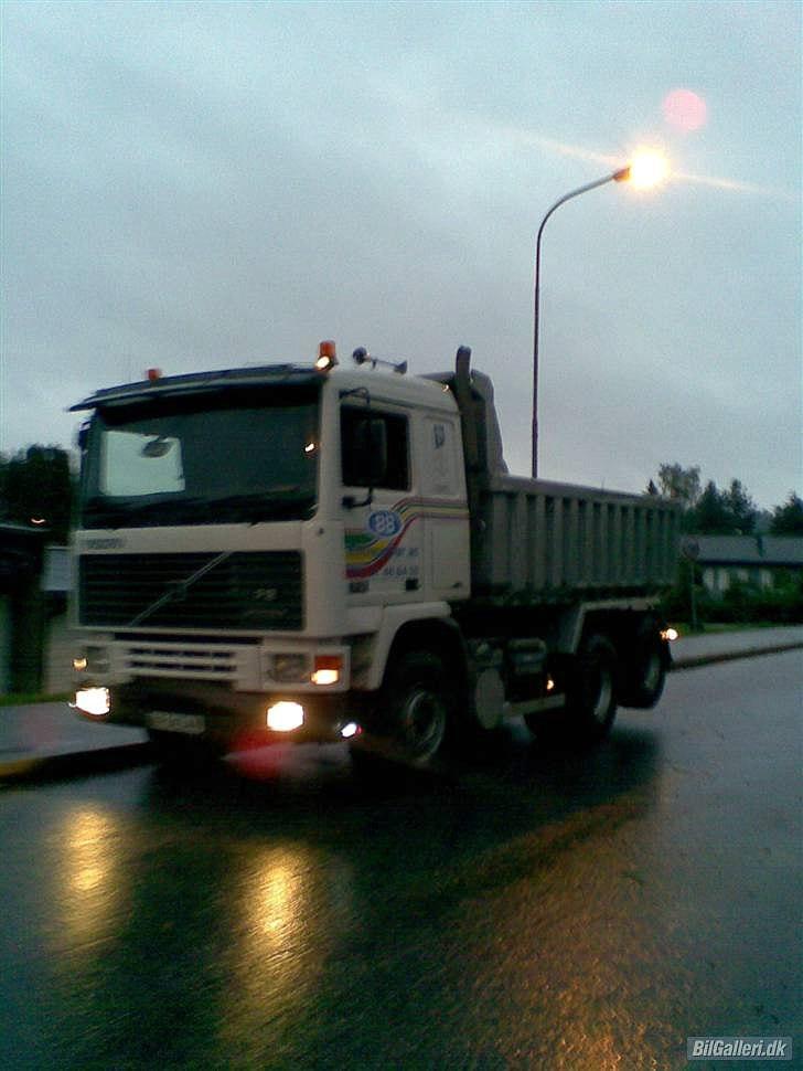 Volvo F12 6x2 - Mandag morgen i Ski.. Venter på en gummiged, der kommer og læsser gamle balkoner, som skal til Lørenskog :) billede 1