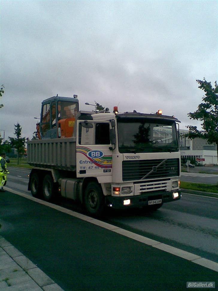 Volvo F12 6x2 - Holder ved firmaet, på Snarøya. billede 3