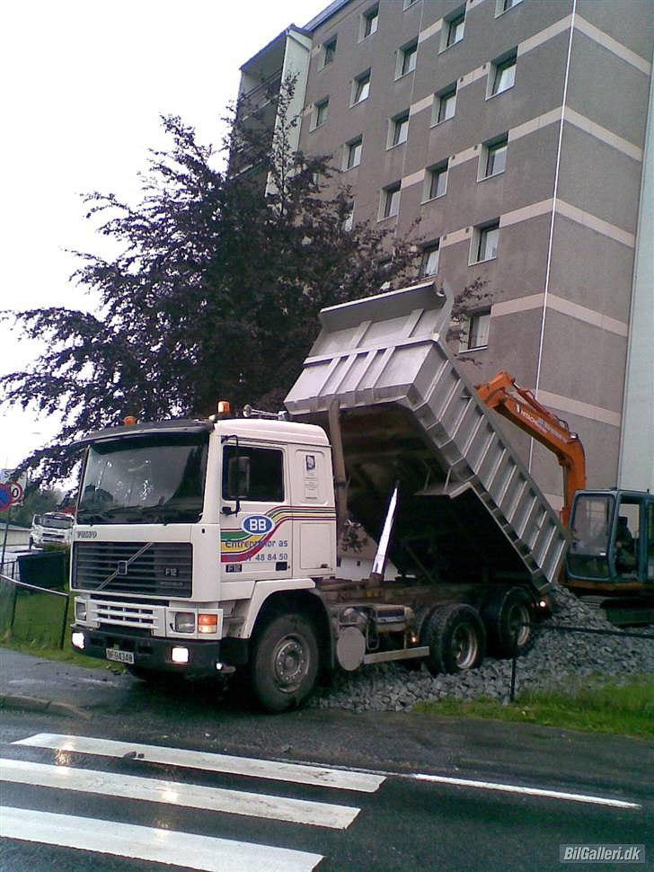 Volvo F12 6x2 - Losser i Ski, der skal lægges sten så kranerne kan komme til at sætte nye Balkoner op :) billede 5