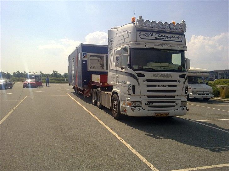 Scania R500 - Solgt - På vej til frederikshavn med et skur. billede 2