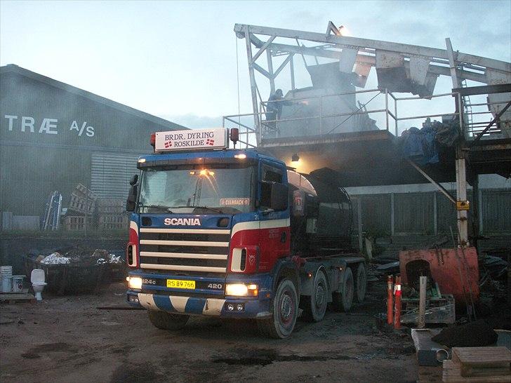 Scania 124-420 - Læsning af støbe asfalt hos Dansk Støbe asfalt i Roskilde billede 3