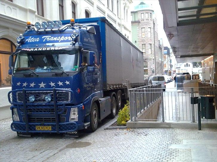 Volvo fh 480 - Levering af møbler til en bank i Trondheim centrum billede 4