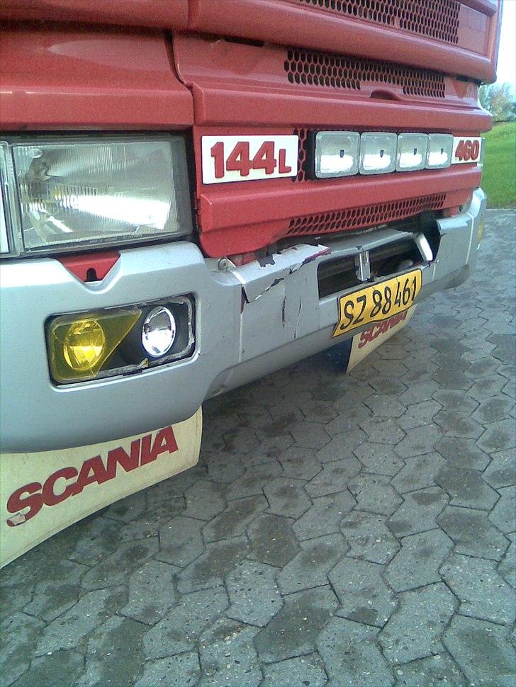 Scania 144-460 - Derfor min kofanger blev rød...upsss billede 9