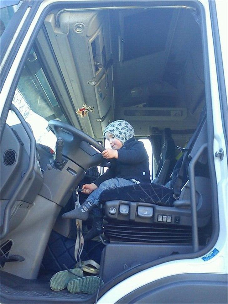 Iveco Stralis ( Pastaraket ) Active Space - junior hygger sig når han kan få lov til at lege lidt billede 7
