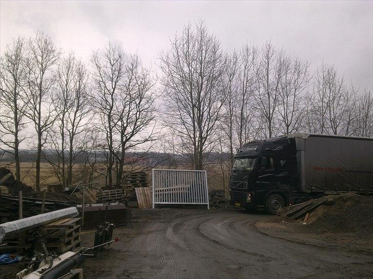 Volvo FH - Ude med en 8 tons gravmaskine men forkert adresse også stod den ellers bare på bakning de næste 10 km. Skønt billede 7