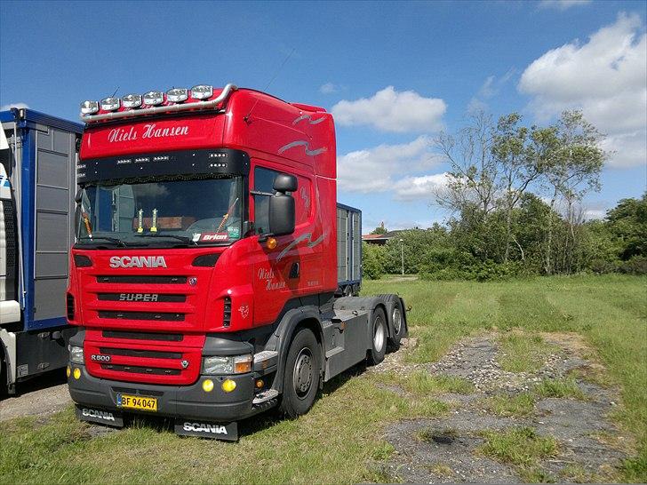 Scania R500 - med 6 x jumbo hella 320 FF med smd diode pos. lys og ny rustfri solskærm med 7 orange pos. lys som er filmet matsort :-) billede 16