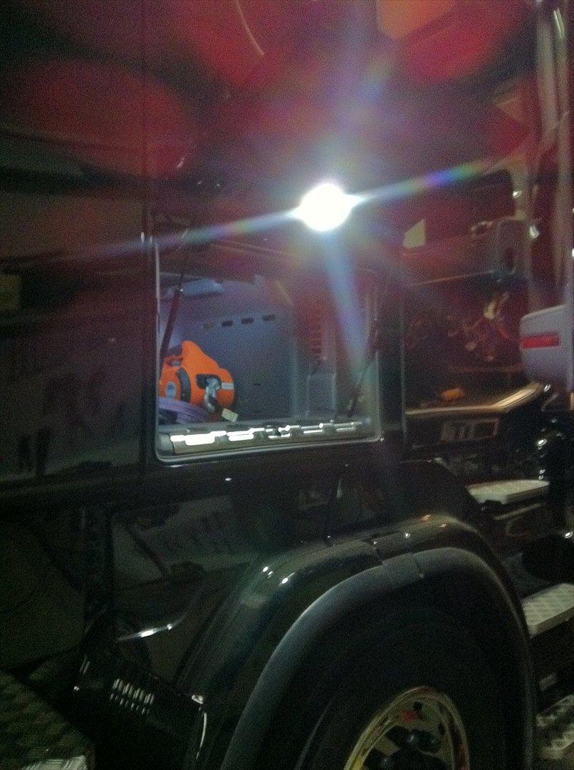 Scania R440 - Lys i lågen samt lys inde i selve rummet billede 5