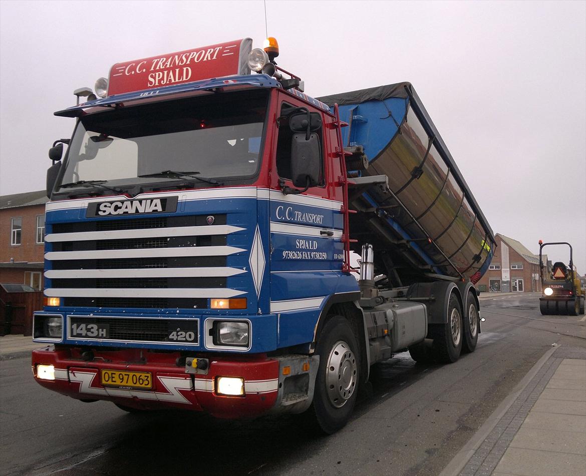 Scania 143-420 Streamline - Tipper asfalt af til lappe holdet i Thyborøn billede 1