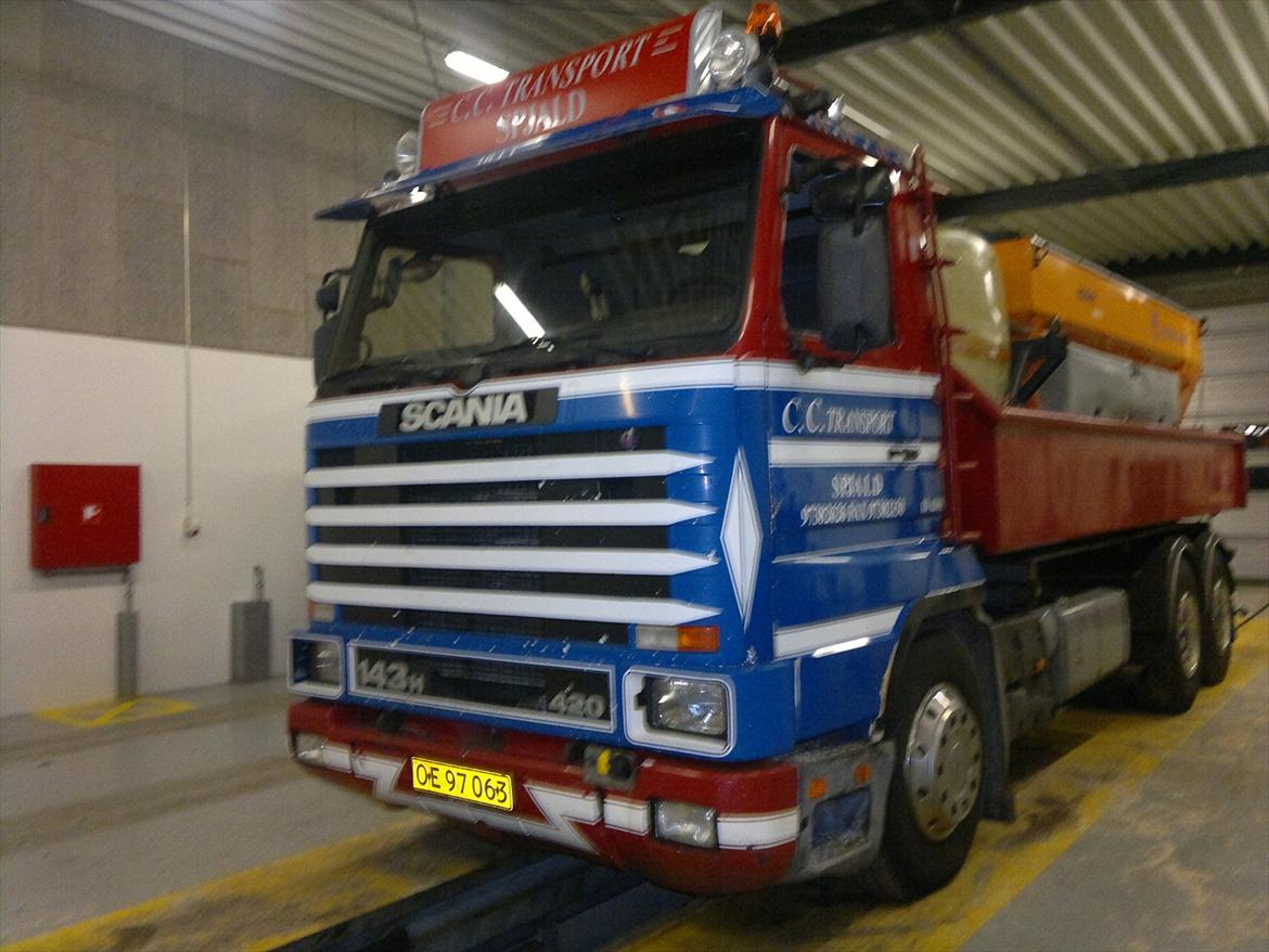 Scania 143-420 Streamline - I værkstedet i Spjald, med saltbøssen på billede 3
