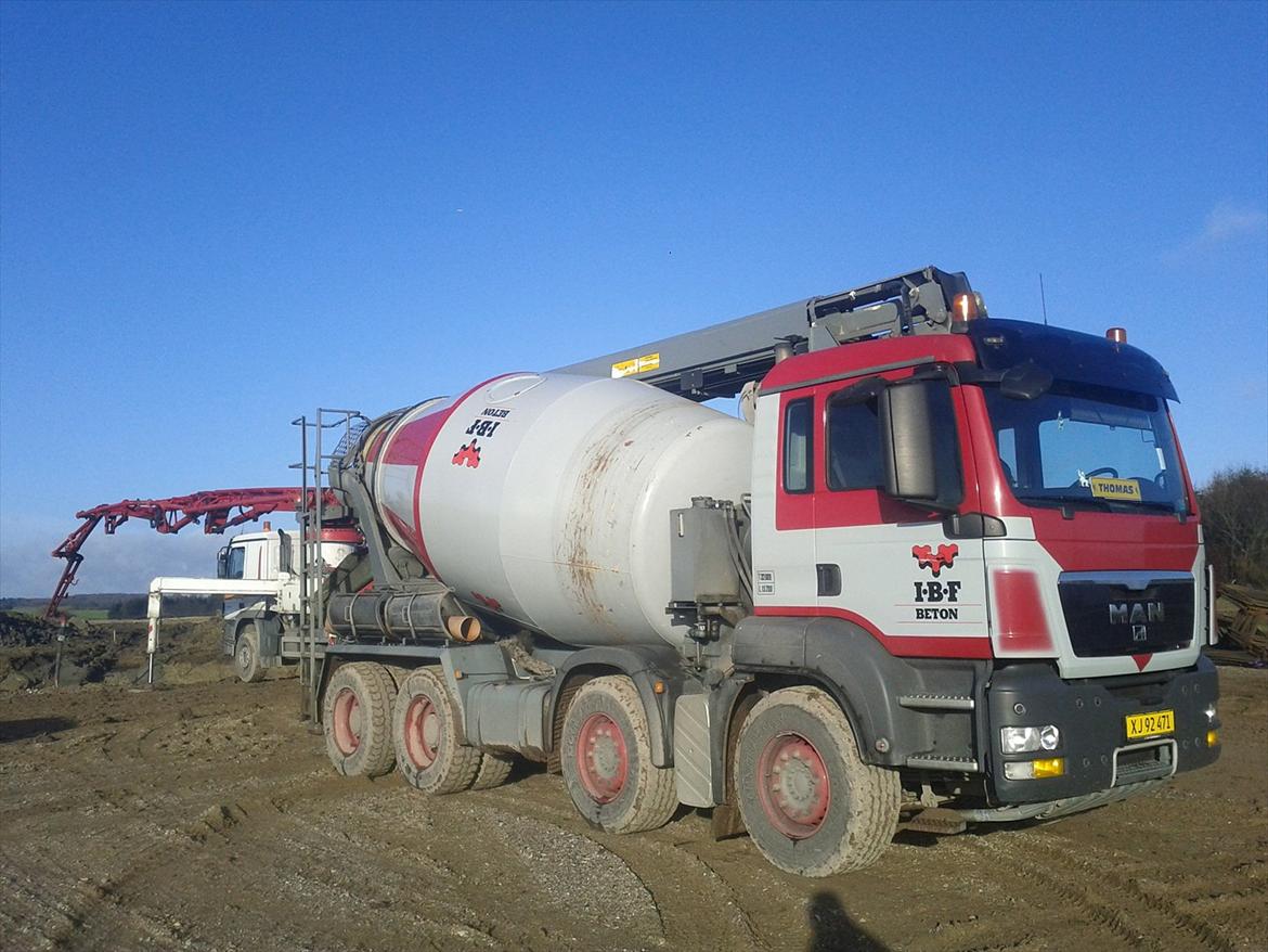 MAN TGS 35.400 - Venter på at læsse af i betonpumpe, til støbning af vindmølle fod. billede 7