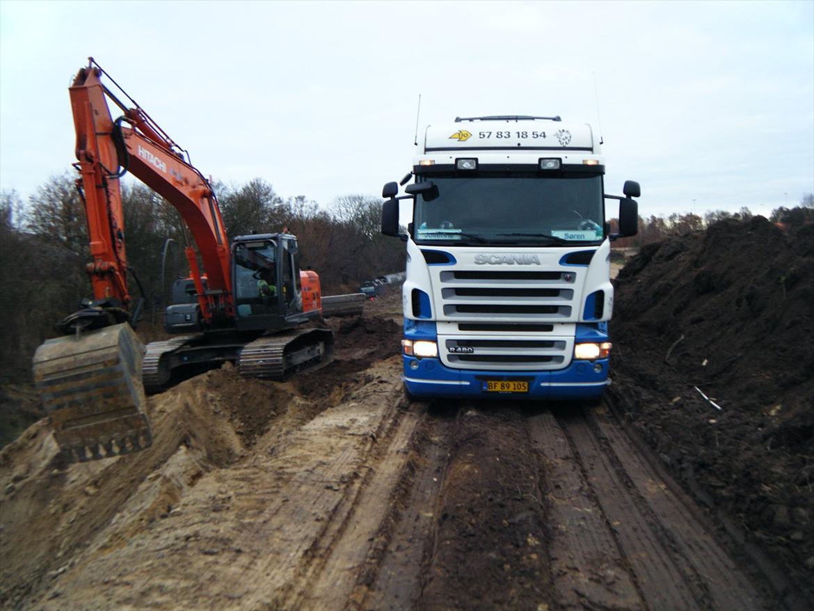 Scania R480 - Her trækker vi jord væk fra Lejre der var møg blødt og køre.  billede 8